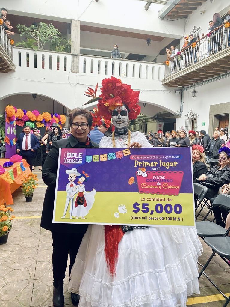 deliaGonzalezC3's tweet image. Hoy a invitación de la Consejera Presidenta del @ople_Ver, Dra. @Marisol_OPLEVer, participé como Jurado en el concurso de catrinas que organizó el #Ople en sus instalaciones. Mucho ánimo y alegria en esta celebración tan importante y nuestra. 🌼💀🌼🕯️