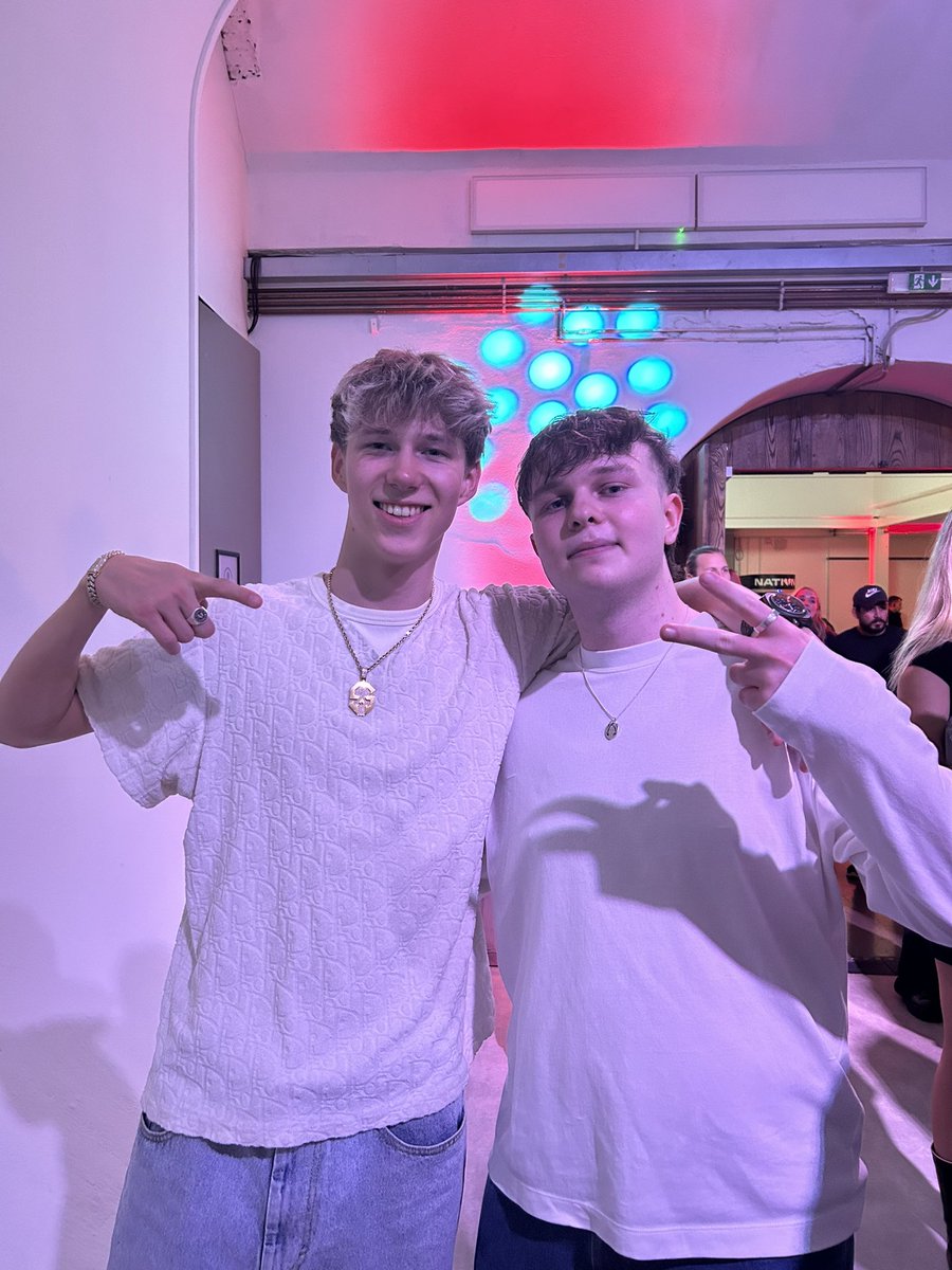 MrSavage's tweet photo. OMG I JUST MET @benjyfishy MY DUO https://t.co/HBWr5nJVCC