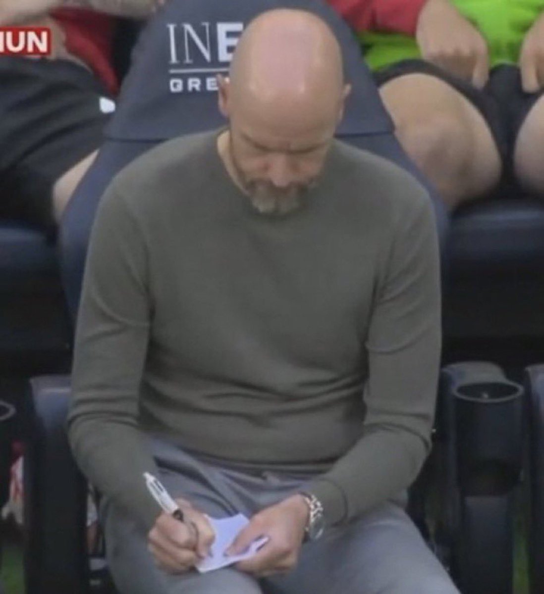 Blud writing an apology to Ronaldo 

😭👆