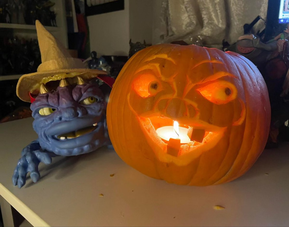 Jorssk's tweet photo. Happy Halloween wishes Boglin king Vlobb and his pumpkin 🦇🎃 #theboglins #timclarketoys #boglin #boglins @Boglin_Owners https://t.co/Ozy4eY87Kv