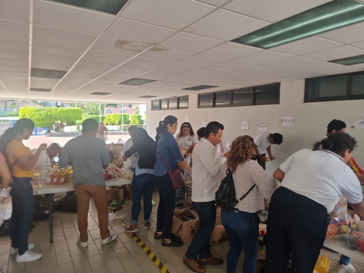 FCQBUAGRO's tweet photo. Nuestra comunidad #FCQB siempre activa y solidaria sumándonos al llamado del Rector @JavSaldana para apoyar a #Acapulco y Coyuca; seguimos ayudando a armar las despensas para los afectados por el #HuracanOtis 🦅 https://t.co/qLuXdK2QJC