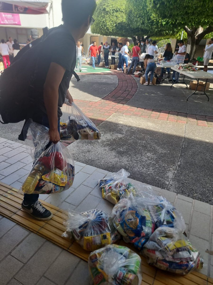 FCQBUAGRO's tweet photo. Nuestra comunidad #FCQB siempre activa y solidaria sumándonos al llamado del Rector @JavSaldana para apoyar a #Acapulco y Coyuca; seguimos ayudando a armar las despensas para los afectados por el #HuracanOtis 🦅 https://t.co/qLuXdK2QJC