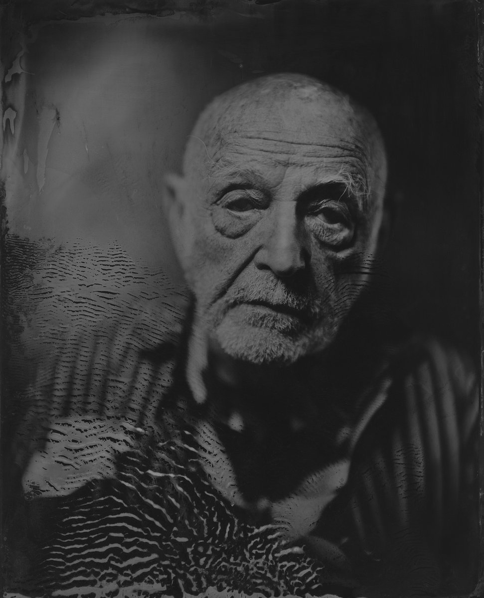 DESIERTO_X's tweet photo. I shot this wet plate image of legendary photographer Duane Michals through a Voigtländer Universal Heliar 300mm f/4.5 mounted on a custom-fabricated Gibellini 8x10 camera. #victorytischlerblue #duanemichals #wetplatecollodion #altprocess #largeformat #gibellinicamera #broncolor https://t.co/ohKs7LftM9
