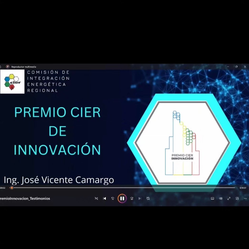 ANDEOficial's tweet photo. 🏆⚡️ANDE obtiene Premio Internacional de Innovación en la categoría descarbonización, otorgado por la Comisión de Integración Energética Regional-CIER

Con el objetivo de reconocer proyectos de innovación, a nivel corporativo y/o académico, desarrollados por empresas  del sector eléctrico a nivel regional, la Comisión de Integración Energética Regional-CIER, realizó ayer martes 31 de octubre del corriente, el anuncio de las empresas vencedoras del “Premio CIER de Innovación - Ing. José Vicente Camargo 2023, en su tercera edición”, donde la ANDE ha resultado vencedora en la categoría de descarbonización, de entre más de 20 trabajos presentados, con el proyecto de instalación de una Red Nacional de Estaciones de carga para vehículos eléctricos Ultrarrápida (150 kW) en Paraguay, obteniendo el 3er puesto en la etapa final Latinoamericana, en la categoria DESCARBONIZACIÓN del mencionado Premio.

Estos proyectos reflejan las inminentes transformaciones previstas para el sector eléctrico, llevando la modernización a los procesos, la exploración de nuevos servicios y una perspectiva de impacto socioambiental. Los Proyectos vencedores son evaluados por  una Comisión Técnica de alto nivel, compuesta por especialistas de diferentes instituciones del sector eléctrico, donde se evalúan cómo los proyectos adoptan las prácticas de transformación digital, innovación tecnológica e innovación abierta (open innovation) dentro de las siguientes categorías: Descentralización,  Descarbonización, Digitalización y Mención de honor - Plataforma de Innovación. 

El proceso de Selección fue desarrollado en 2 etapas, la primera correspondiente a la Nacional/Regional, y la segunda a la etapa Latinoamericana. 

La Propuesta de una Red Nacional de Estaciones de carga para vehículos eléctricos Ultrarrápida (150 kW) en Paraguay, en la categoría Descarbonización, fue presentada por el Ing. José Vallejos, la Dra. Stella Maris Villalba, y el Ing. Tito Ocariz, funcionarios de la Dirección de Planificación y Estudios de la ANDE. La implementación del proyecto es un claro marco habilitante para instituir la movilidad eléctrica en Paraguay y responde al carácter obligatorio para el sector público e indicativo para el sector privado, conforme a los instrumentos de Política Nacional de Desarrollo2030, Plan Energético Nacional 2040 y la Ley Nº 6925/2023 “De Incentivos y Promoción del Transporte Eléctrico en el Paraguay”

La premiación será realizada en la 58ª Reunión de Altos Ejecutivos de la CIER – RAE, el día 5 de diciembre en la Ciudad de Foz do Iguazú, Brasil.

#GobiernoDelParaguay