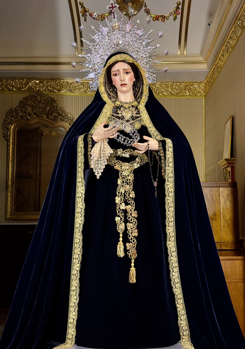 Ntra. Señora de los Dolores vestida por su vestidor D. Antonio Bejarano y sus camareras, para la solemnidad de los fieles difuntos.