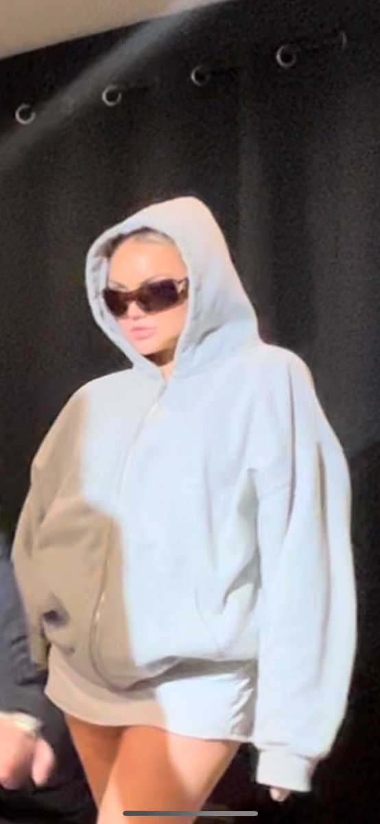 officially_3am's tweet photo. who is she https://t.co/pD5hSkAK7o
