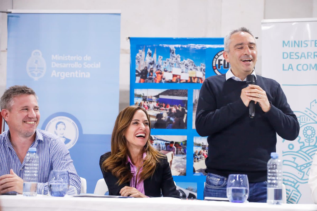 vtolosapaz's tweet photo. Creemos en la fuerza de la organización popular y en esa red enorme que se arma en cada barrio. Por eso, queremos seguir garantizando más trabajo y mejores ingresos para todos los argentinos.

Compartimos un encuentro con @larroqueandres y cooperativistas de mi querida ciudad de #LaPlata, que mediante el programa #BancoDeHerramientas del @MDSNacion, hoy tienen la posibilidad de trabajar y desarrollar sus emprendimientos.

El camino del trabajo es el que queremos para la Argentina, y ese camino es con #MassaPresidente.