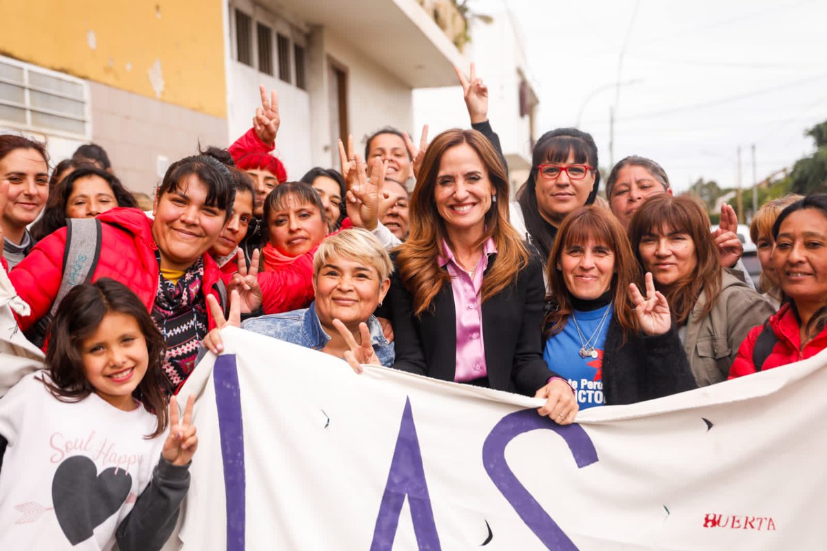 vtolosapaz's tweet photo. Creemos en la fuerza de la organización popular y en esa red enorme que se arma en cada barrio. Por eso, queremos seguir garantizando más trabajo y mejores ingresos para todos los argentinos.

Compartimos un encuentro con @larroqueandres y cooperativistas de mi querida ciudad de #LaPlata, que mediante el programa #BancoDeHerramientas del @MDSNacion, hoy tienen la posibilidad de trabajar y desarrollar sus emprendimientos.

El camino del trabajo es el que queremos para la Argentina, y ese camino es con #MassaPresidente.