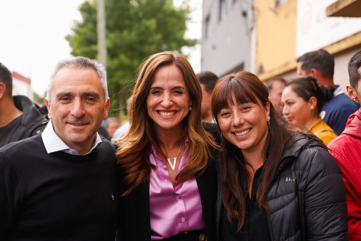 vtolosapaz's tweet photo. Creemos en la fuerza de la organización popular y en esa red enorme que se arma en cada barrio. Por eso, queremos seguir garantizando más trabajo y mejores ingresos para todos los argentinos.

Compartimos un encuentro con @larroqueandres y cooperativistas de mi querida ciudad de #LaPlata, que mediante el programa #BancoDeHerramientas del @MDSNacion, hoy tienen la posibilidad de trabajar y desarrollar sus emprendimientos.

El camino del trabajo es el que queremos para la Argentina, y ese camino es con #MassaPresidente.