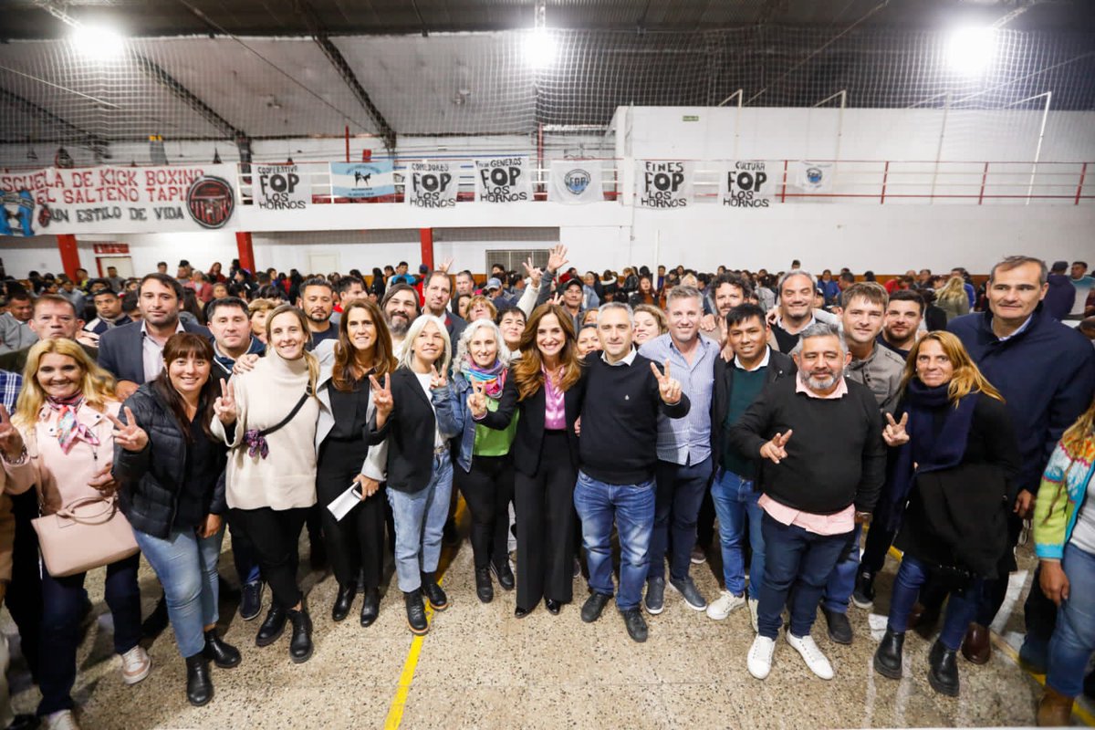 vtolosapaz's tweet photo. Creemos en la fuerza de la organización popular y en esa red enorme que se arma en cada barrio. Por eso, queremos seguir garantizando más trabajo y mejores ingresos para todos los argentinos.

Compartimos un encuentro con @larroqueandres y cooperativistas de mi querida ciudad de #LaPlata, que mediante el programa #BancoDeHerramientas del @MDSNacion, hoy tienen la posibilidad de trabajar y desarrollar sus emprendimientos.

El camino del trabajo es el que queremos para la Argentina, y ese camino es con #MassaPresidente.