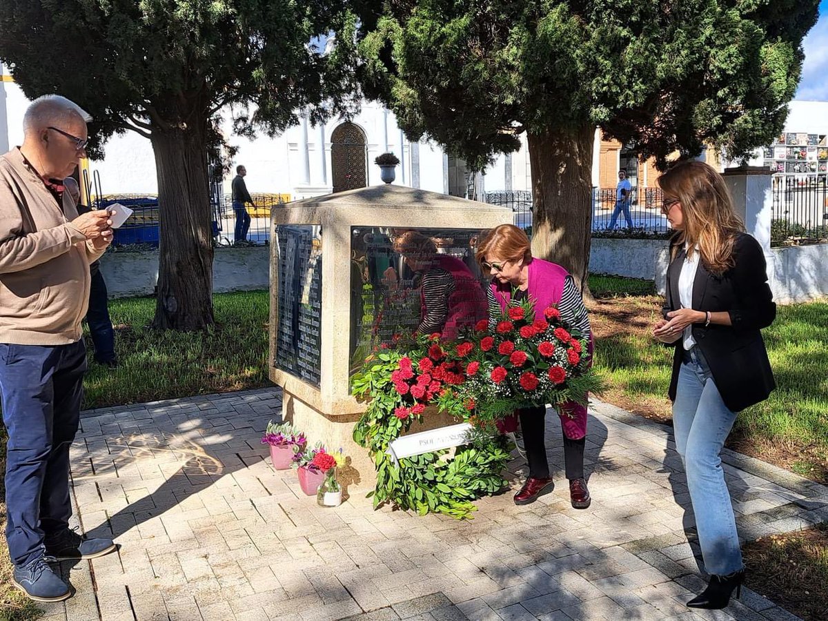 PsoeAyamonte's tweet photo. EL PSOE DE AYAMONTE HOMENAJEA A LA MEMORIA DE LOS AYAMONTINOS ASESINADOS DEL 1936 AL 1939 POR DEFENDER LA LIBERTAD Y LA JUSTICIA SOCIAL

El Cementerio Municipal de Ayamonte acogió el tradicional homenaje que los socialistas de la localidad rinden cada año a los asesinados durante https://t.co/K0ZoU66KkP