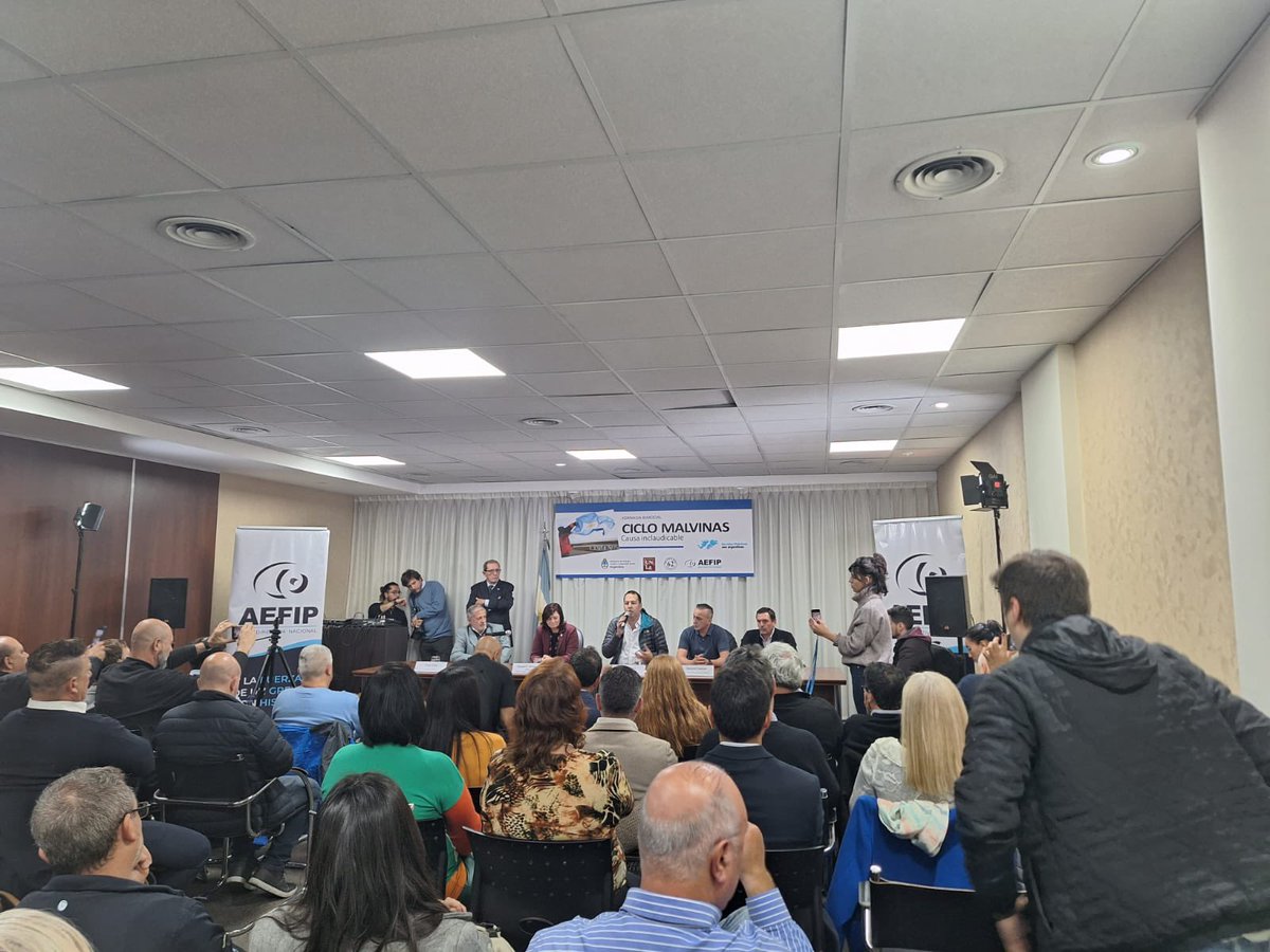 AlejandrooSalce's tweet photo. Hoy participé del lanzamiento del 'Ciclo Malvinas. Causa inclaudicable' que se está llevando a cabo en la sede de @AEFIP, convocado por las 62 Organizaciones Peronistas - coordinado  por la Secretaria de Malvinas con el aporte de la Secretaría de Formación -, https://t.co/nvG0r7piE6