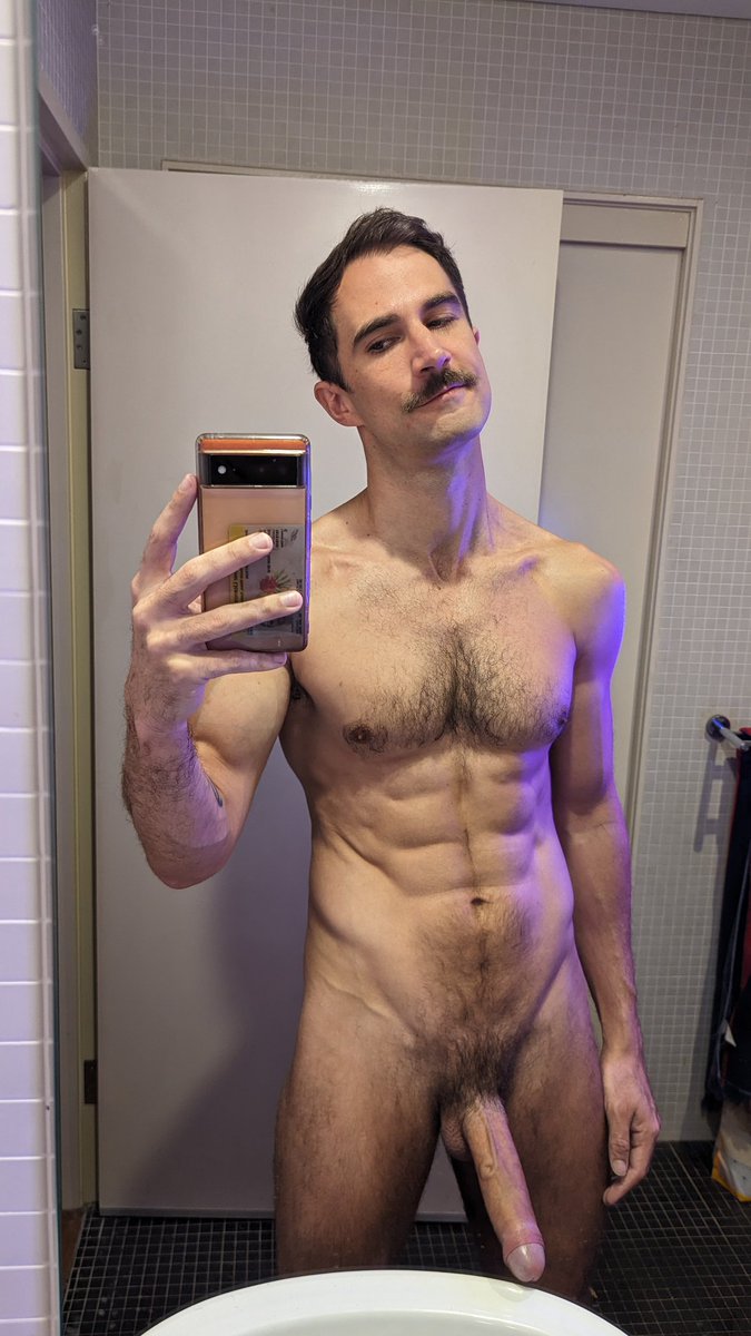 Presenting the 'stache 🥸 And yes this has been a bathroom mirror-heavy week 😅 back to nude photoshoots tomorrow, promise. 😛