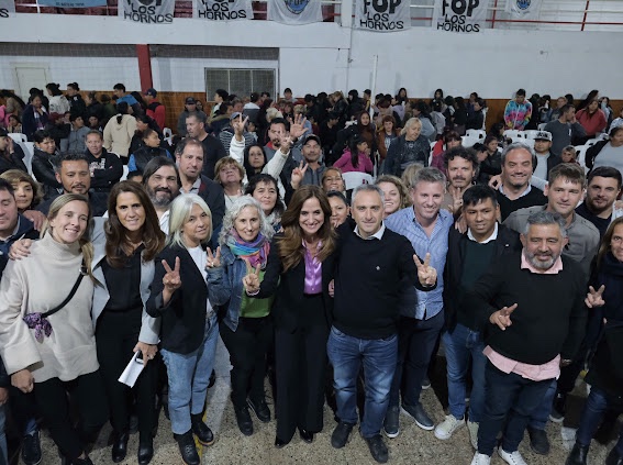 larroqueandres's tweet photo. En La Plata, junto a la ministra @vtolosapaz; @MartelliFede,  @adriandvitale y Adrián Sánchez nos reunimos con cooperativas en el Club Alumni de Los Hornos. https://t.co/YKf1C8JZAF