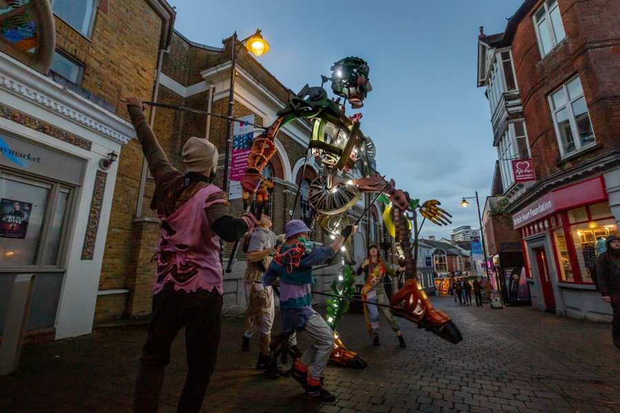 Autin Dance Theatre (@autindt) on Twitter photo Get ready for a luminous spectacle! On Sunday, November 5th, our sea-giant Eko will shine his lights at Caldmore Gardens!
🗓️ Sunday 5th November
⏰ 6pm
📍Caldmore Gardens, Walsall, WS1 3RH
More info: caldmoregarden.co.uk
<a href="/BCT_Touring/">Black Country Touring</a> Get ready for a luminous spectacle! On Sunday, November 5th, our sea-giant Eko will shine his lights at Caldmore Gardens!
🗓️ Sunday 5th November
⏰ 6pm
📍Caldmore Gardens, Walsall, WS1 3RH
More info: caldmoregarden.co.uk
<a href="/BCT_Touring/">Black Country Touring</a>