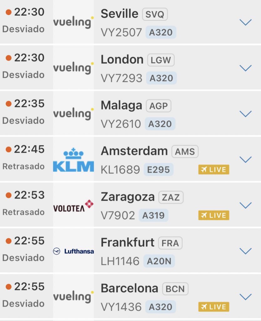 SpottingBio's tweet photo. Así acaba la jornada en #Bilbao:

4️⃣ aviones pasan la noche Loiu.
🔁 13 vuelos han sido desviados.
🔴 7 vuelos cancelados.

En las próximas horas la situación parece ir a mejor. Ya programados los vuelos de posicionamiento para primera hora de mañana. https://t.co/akRAnHKwKx
