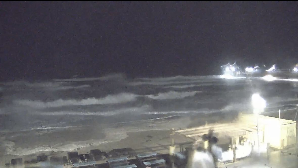 UKXtremeWeather's tweet photo. Bournemouth beach has all but disappeared, still 25 mins until high tide https://t.co/izWJ9BZWyS