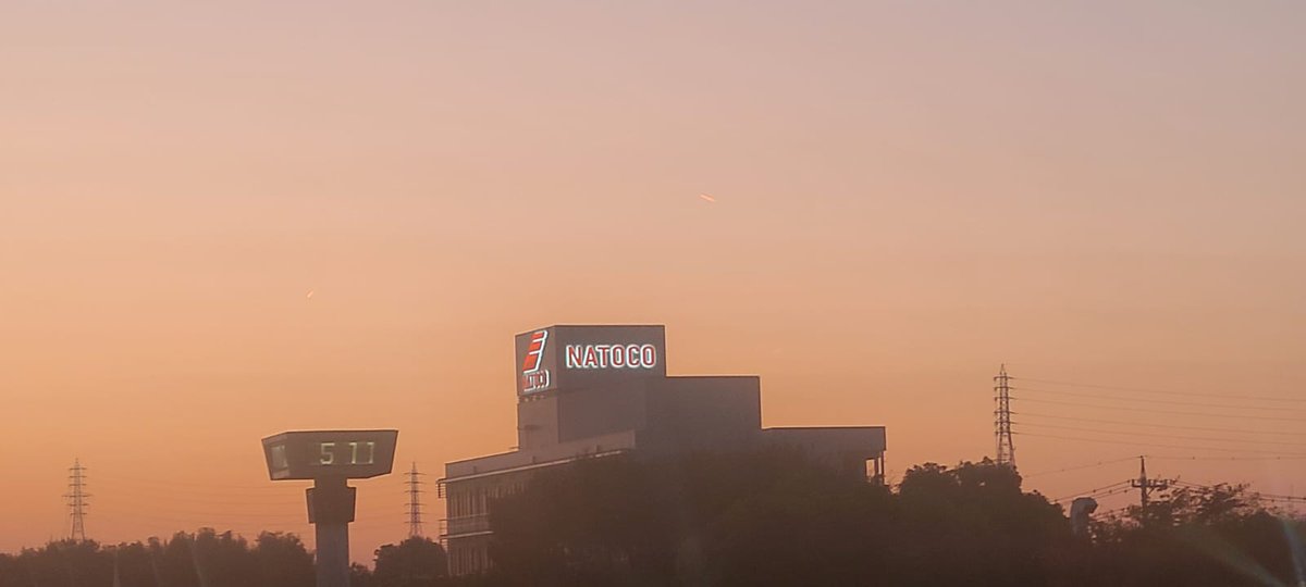 maccrow's tweet photo. Alguém sabe me dizer o que é isso? 

Filmei achando que era um meteoro mas disseram ser avião.

Na foto se você der zoom verá que são dois.

@Andreizilla @marcolinolife https://t.co/ZSOzK5VNfM