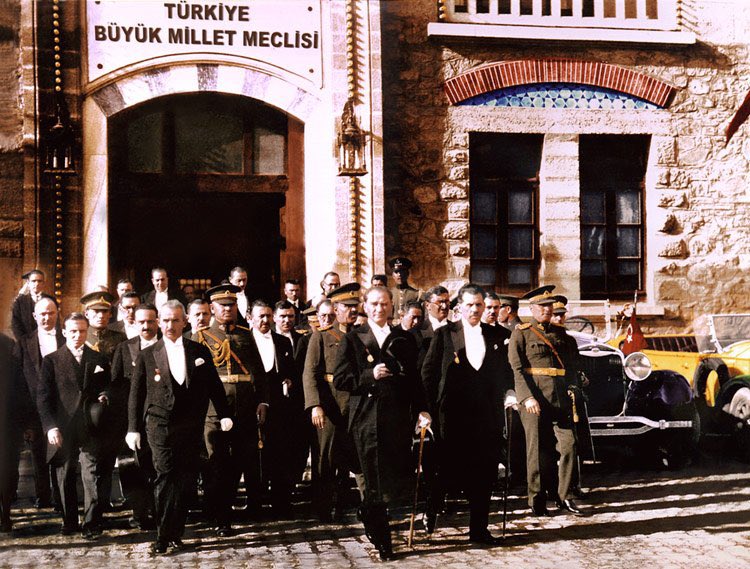 1 Kasım 1922 Saltanat'ın ( Padişahlığın ) kaldırılışı...
Selanikli bir yetim geldi,hepsinin Saltanatını z2kti geçti..
100 yıllık kuyruk acısı bu yüzden.
<a href="/RTErdogan/">Recep Tayyip Erdoğan</a> <a href="/tcbestepe/">T.C. Cumhurbaşkanlığı</a>