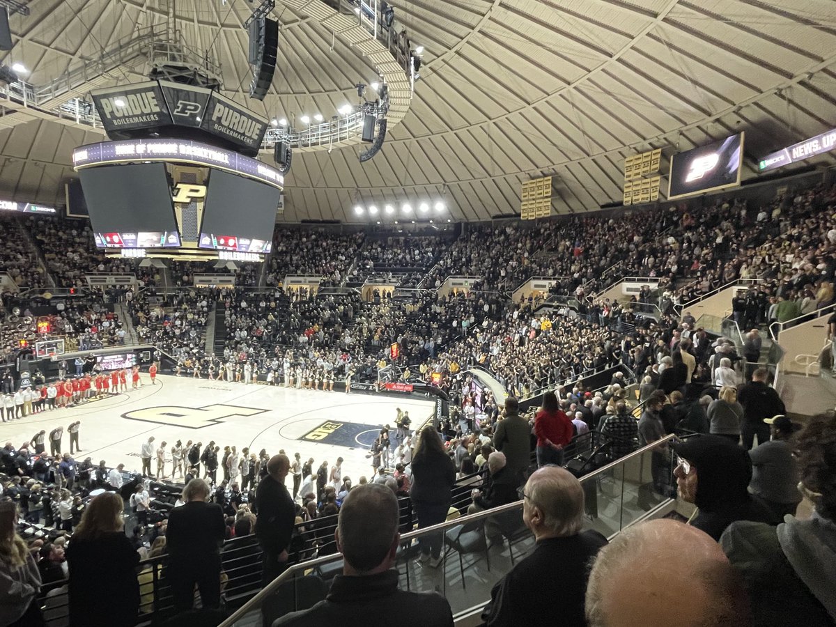 KyleCharters79's tweet image. A moment of silence at Mackey Arena tonight in remembrance of legendary Indiana coach Bob Knight, who passed away at the age of 83. 

Nice gesture by Purdue.
