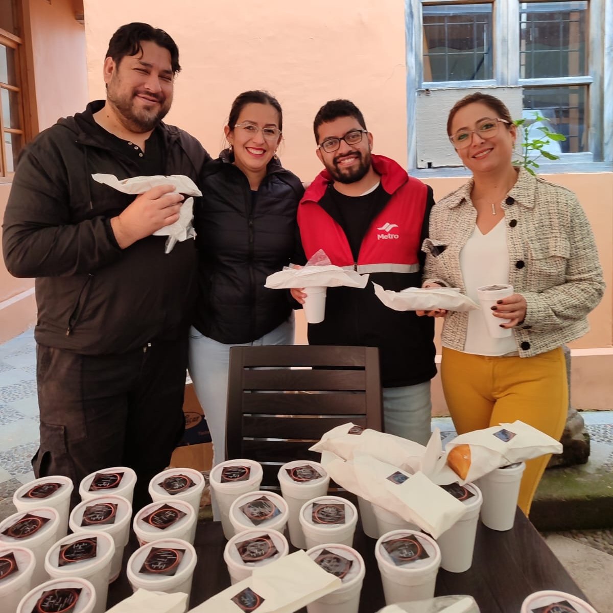 ASOEPMMQ's tweet photo. ¡Reforzando nuestras tradiciones!
Hoy compartimos con nuestros asociados la tradicional Colada Morada 💜 y la Guagua de Pan 🥖 en un tiempo de compartir entre todas y todos rescatando nuestras costumbres y mejorando las relaciones al interno de la empresa. https://t.co/d1KpBdCJQG