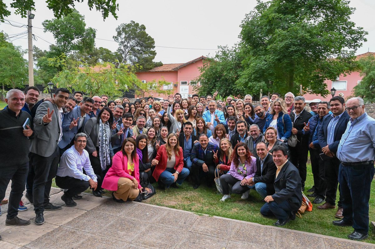 QuintelaRicardo's tweet photo. Me reuní con integrantes de la Mesa Interdisciplinaria de Profesionales de La Rioja que trabajan en proyectos de políticas públicas en beneficio de la comunidad y también en el fortalecimiento de las instituciones.
 
La unidad es también esto, el compromiso de diferentes sectores de la sociedad que se preocupan y ocupan del país que queremos en el presente y para el futuro, tomando protagonismo conscientes de su capacidad y de todo lo que pueden aportar. 

Estoy muy orgulloso de este gran equipo que formaron y que sigue abierto a quien se quiera sumar con propuestas e ideas. Son las y los profesionales que nuestra provincia necesita, con un gran sentido del trabajo y sensibilidad por las y los demás.