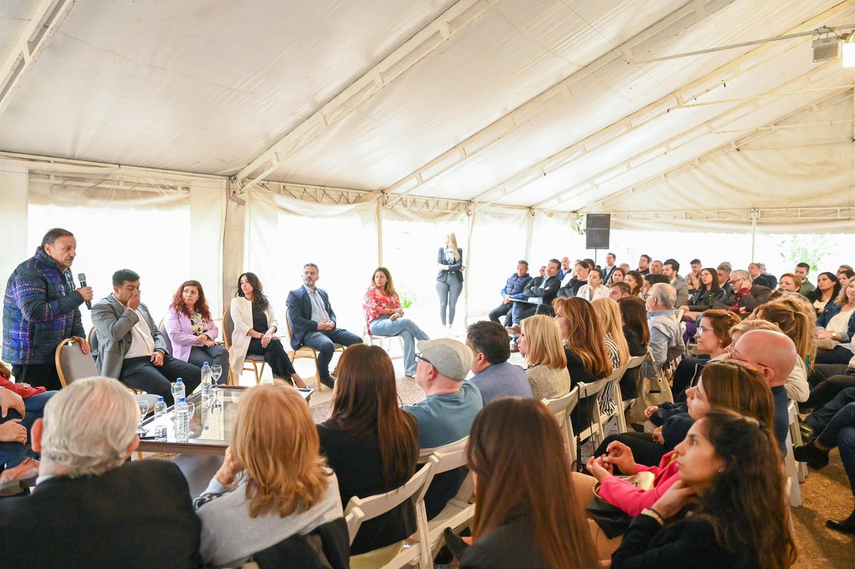 QuintelaRicardo's tweet photo. Me reuní con integrantes de la Mesa Interdisciplinaria de Profesionales de La Rioja que trabajan en proyectos de políticas públicas en beneficio de la comunidad y también en el fortalecimiento de las instituciones.
 
La unidad es también esto, el compromiso de diferentes sectores de la sociedad que se preocupan y ocupan del país que queremos en el presente y para el futuro, tomando protagonismo conscientes de su capacidad y de todo lo que pueden aportar. 

Estoy muy orgulloso de este gran equipo que formaron y que sigue abierto a quien se quiera sumar con propuestas e ideas. Son las y los profesionales que nuestra provincia necesita, con un gran sentido del trabajo y sensibilidad por las y los demás.