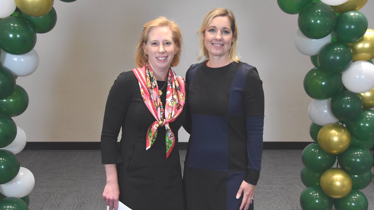 🎉 Congrats, @CarrieLenneman for being named a 2023 DOM Unsung Hero! 👏 Today at @UABDeptMed Recognition Day, @NicoleLohrMD spoke of Dr. Lenneman's compassionate and welcoming spirit, explaining it would take all day to detail all of the ways she contributes to CVD! 😆