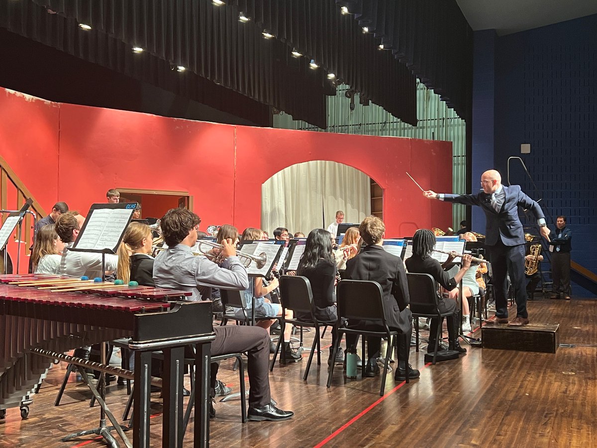GahannaJeffersn's tweet photo. Our GLHS band students had an exciting morning with a visit from Major Ryan Nowlin, Assoc Director of "The President's Own" Marine Band. Major Nowlin shared his piece "Through the Valley" and engaged in a Q&amp;A session. Thanks to the LHS music department for this opportunity! https://t.co/MXrD61chNJ