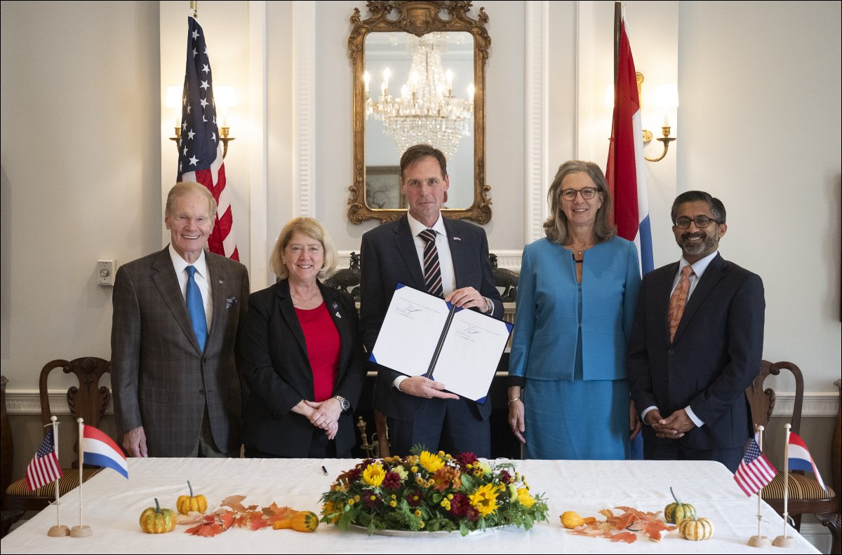 The Netherlands became the 31st country to sign the #Artemis Accords. Check out more images from the signing ceremony: flic.kr/s/aHBqjB1Lfb