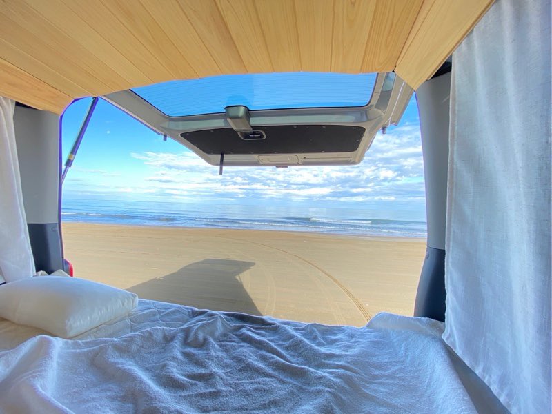 天井板張りで初車検
無事通りました✨

ベッドキットも設置した状態で検査してもらえて良かったです🚐

#車中泊　#車検