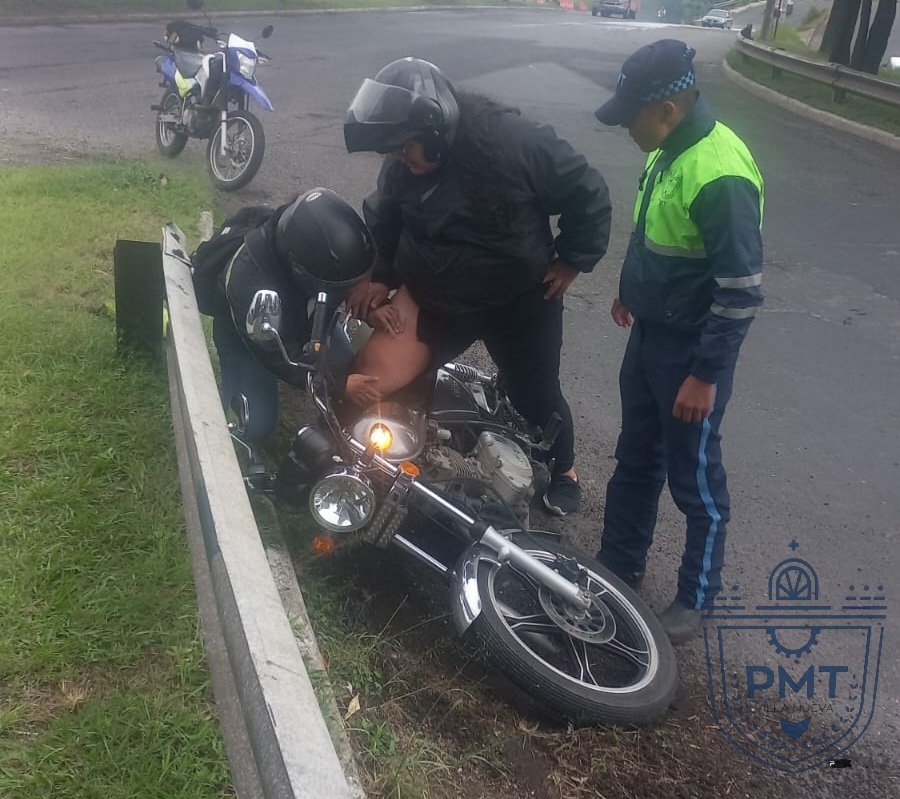 Motorista herido en el bulevar Cenma atendido por <a href="/bomberosmuni/">Bomberos Municipales</a>. #TransitoVN