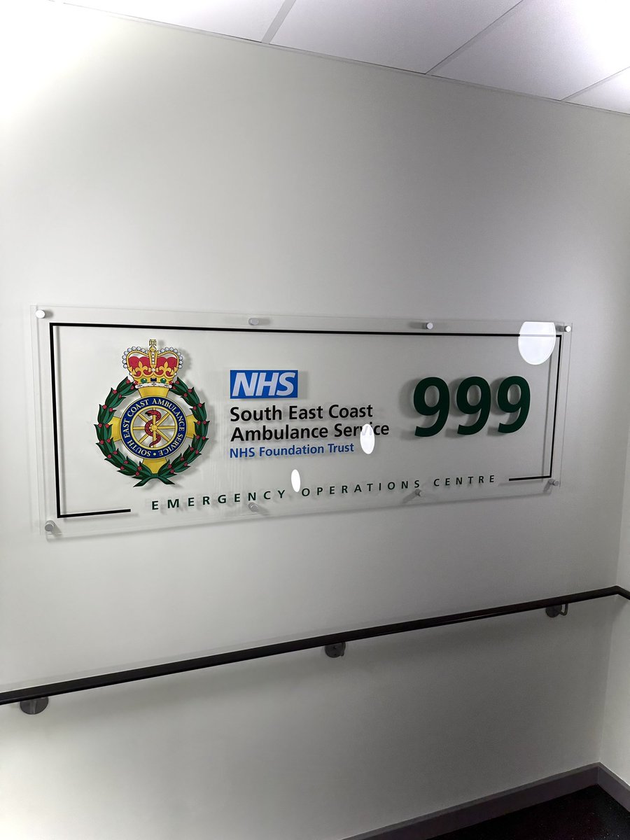 TomTheParamedic's tweet photo. Lots of passion and enthusiasm today in @SECAmbulance Emergency Operations Centre, mentoring a group of @SECAmb_APP clinicians in the undertaking of remote telephone consultations. Supporting patients to access timely, high quality, urgent & emergency care โ๏ธโก๏ธ๐ #teamSECAmb https://t.co/kW9yB0RtB3