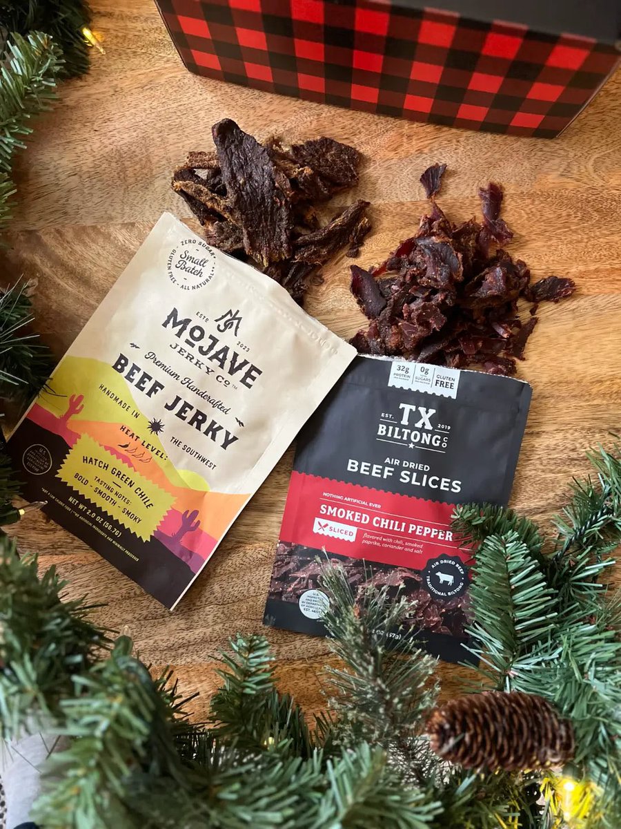 JerkyGent's tweet photo. It’s #NOVEMBER! 🙌 Get in the holiday spirit with a festive child duo of red chile and green chile beef jerky! Savor a bag of each flavor in our NEW limited edition Holiday Box at https://t.co/ihMXst6Rxy. 🥩🌲🎁 #JerkyTime #Delicious #HappyHolidays https://t.co/cz7LSefqsH