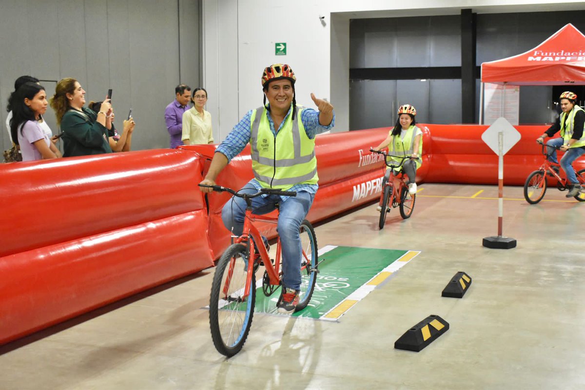Rafa_Kotasek 🚲 (@kotasekrafa) on Twitter photo Agradezco a mi amigo diputado <a href="/victorlozanop/">VICTOR HUGO LOZANO</a> por la invitación a formar parte de este proyecto.
En la pista se encontró:
🚌 La unidad de transporte Va y Ven
🚦Semáforos
🚸 Señalamientos viales
🚲 Ciclovía y caja de espera ciclista
🔄Glorietas Agradezco a mi amigo diputado <a href="/victorlozanop/">VICTOR HUGO LOZANO</a> por la invitación a formar parte de este proyecto.
En la pista se encontró:
🚌 La unidad de transporte Va y Ven
🚦Semáforos
🚸 Señalamientos viales
🚲 Ciclovía y caja de espera ciclista
🔄Glorietas