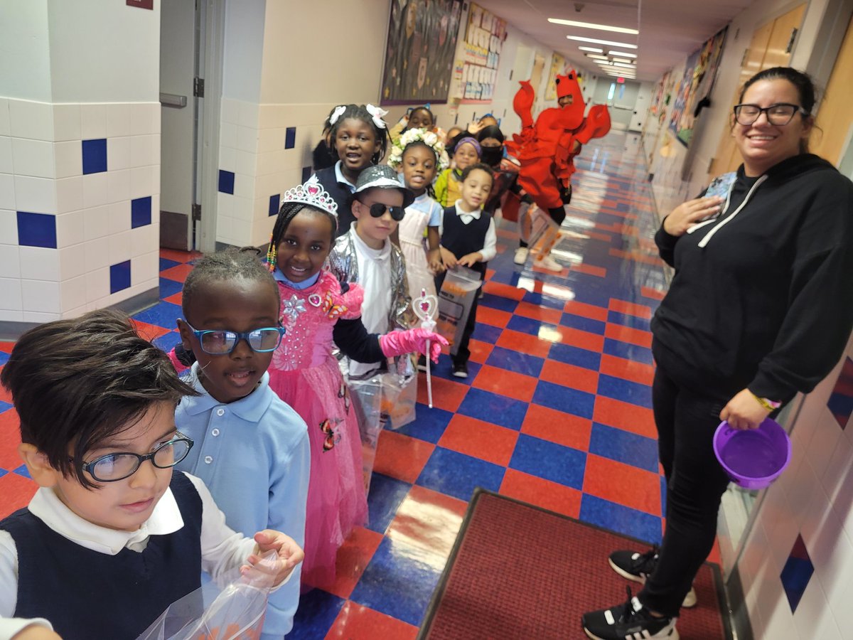 QueenBeeMsCNJ's tweet photo. Halloween 2023!
Barbee, Dojo Monster, and Beeyoncé were spotted at yesterday's Halloween spectacular!
#busybee102
#goodtogreat
#kindergartenHalloween2023 #kindergartenrocks @Principal_JB1 @Gerald_Fitzhugh https://t.co/ZlCs3HLEmn