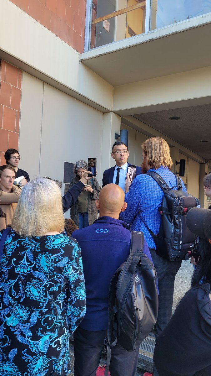 Estamos en la Corte Suprema de Sonoma esperando el resultado del juicio de <a href="/DxEverywhere/">Direct Action Everywhere</a>.🤞 Wayne está enfrentando cargos de violacion a propiedad privada y conspiración por rescatar más de 70 animales de dos granjas. RESCATAR ANIMALES NO ES UN CRIMEN! 🐖🐄🐓
<a href="/SonomaTrial/">Sonoma Rescue Trial</a>