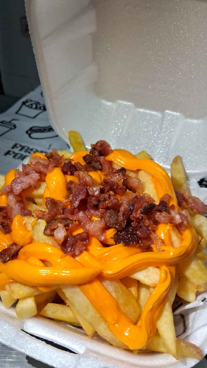 macedo_thami's tweet photo. Geeeeeeente, finge q é alguma treta das boas e curte aq p da engajamento no trampo da minha mãe kkkk

Batata c cheddar + Duplo Cheddar + Guaracamp $25

Somos de rocha Miranda e entregamos na região https://t.co/LFTiJMUFeE