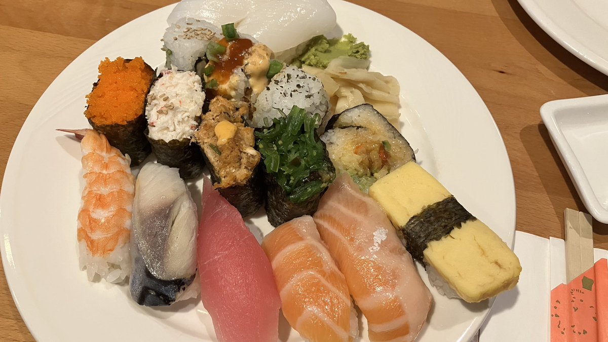 seethenn's tweet photo. Today, I went to a buffet called "Tokyo One" for lunch with my colleagues. 
American sushi was a little spicy. lol

On the other side, the correct sushi, NETA was very thick and delicious compared to the sushi you see in Japan!!! https://t.co/nwSftwfd66
