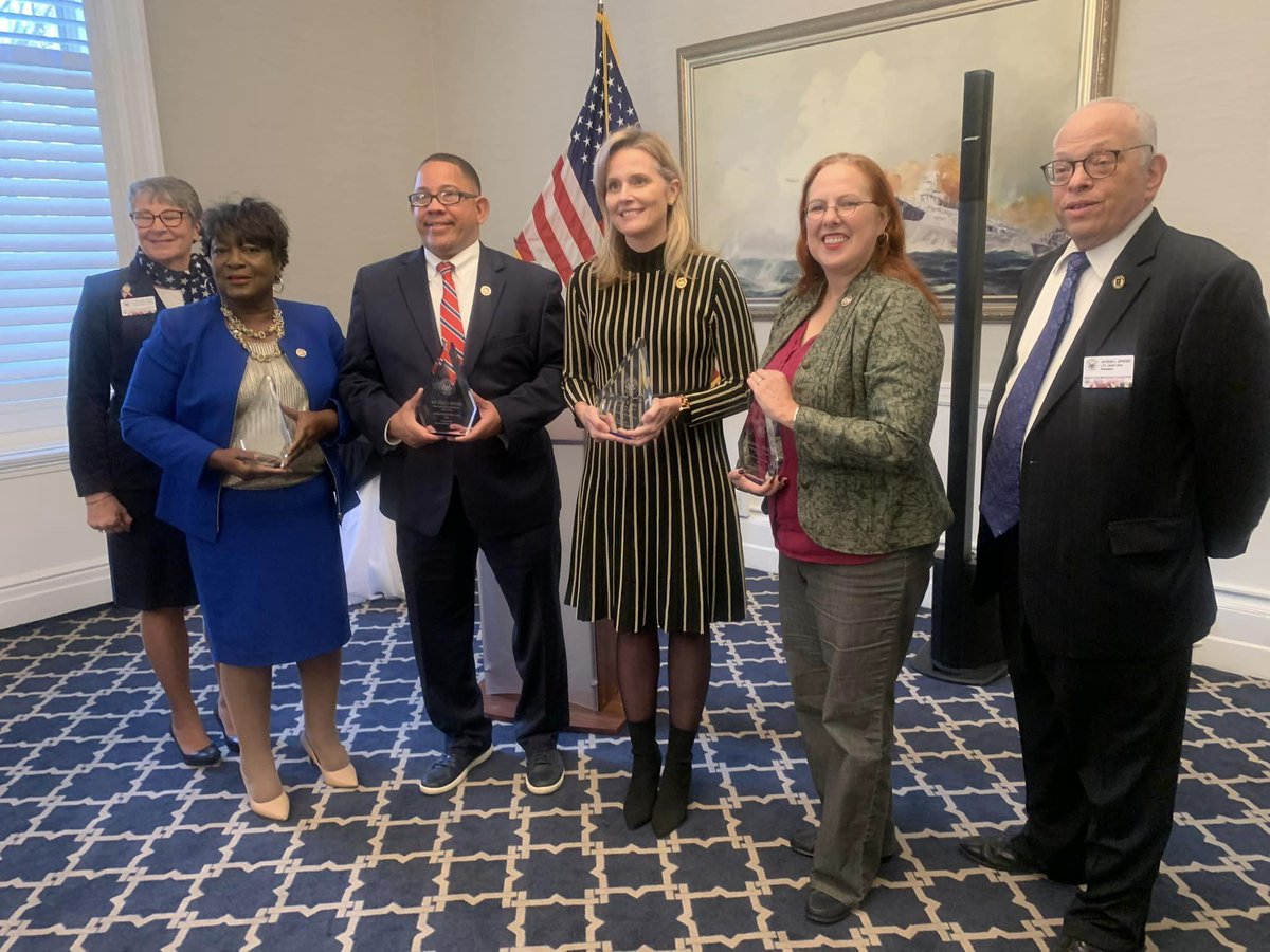 MikeJRogers4's tweet photo. Curnt Sit: honored to be named one of the Vet Legislators of the Yr by the MD Military Coalition which represents 21 orgs & 150,000+ members! Congrats to fellow honorees Sens Dawn Gile & Michael Jackson & Dels Heather Bagnall & Edith Patterson
#E2C2 #Country #NeverStopServing https://t.co/aZTPyGoY1R