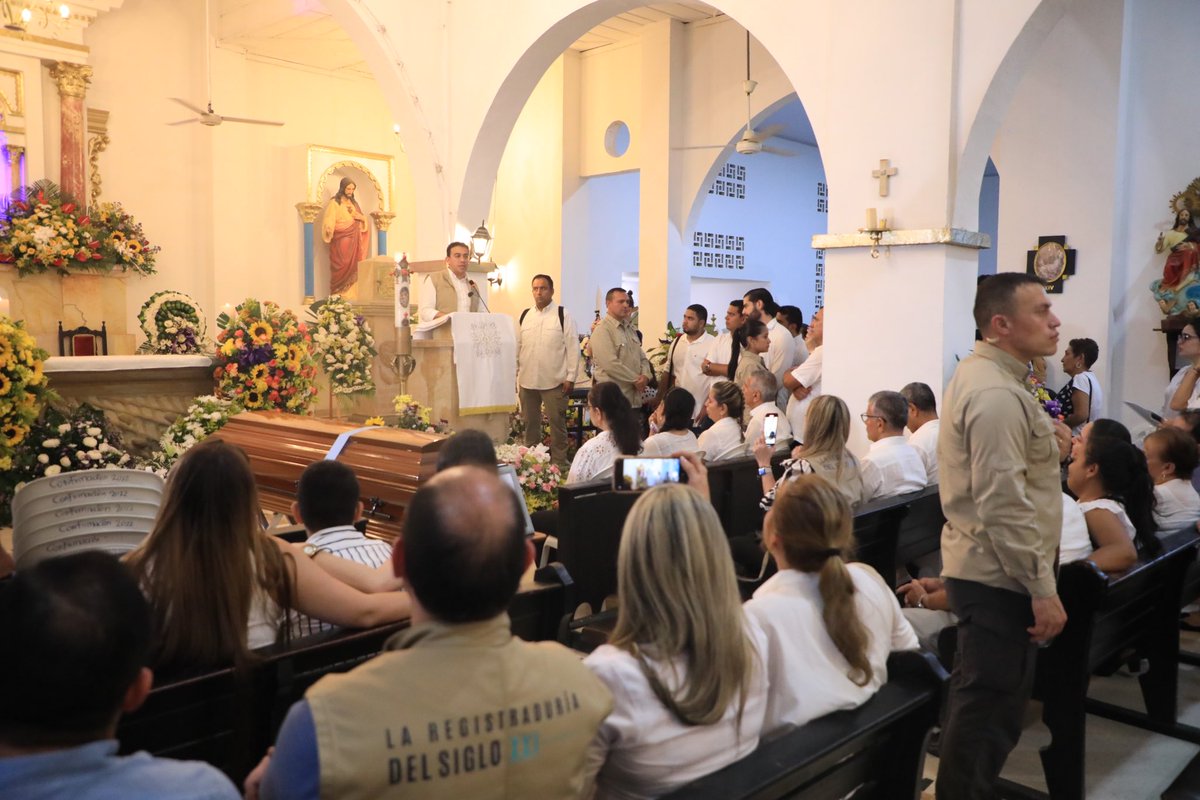 Registraduria's tweet photo. #EsNoticia | El registrador nacional, Alexander Vega Rocha, anunció desde Gamarra (Cesar) que no se repetirán las elecciones de autoridades territoriales en Colombia, salvo los casos conocidos en Ricaurte (Nariño) y Santiago (Putumayo).

Al término de las exequias de Duperly Arévalo Carrascal, funcionaria que murió durante el ataque y posterior incendio de la Registraduría de Gamarra, Vega Rocha dijo que el material electoral está totalmente digitalizado. "Pierden su tiempo quienes están atacando sedes de la entidad para incinerar formularios y actas electorales", aseveró.

"Tenemos 40 Gamarras en Colombia. Hay 40 poblaciones en el país en las que las comisiones escrutadoras están siendo atacadas. La vida de jueces, notarios y funcionarios, entre otros, está en riesgo", sostuvo el registrador nacional tras explicar que ninguna causa política está por encima de la vida humana. Pidió que quienes ejecutaron el ataque en Gamarra se entreguen a la justicia y anunció la inmediata reconstrucción de la sede de la entidad que quedó en cenizas.

@CNE_COLOMBIA 

Somos #GarantesDeLaDemocracia 🇨🇴
