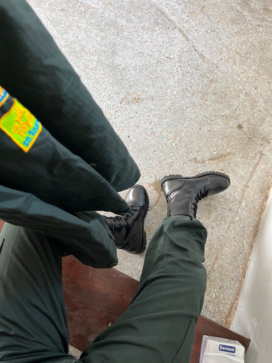 มาเลียให้ทีครับ รองเท้าไม่เงาละ