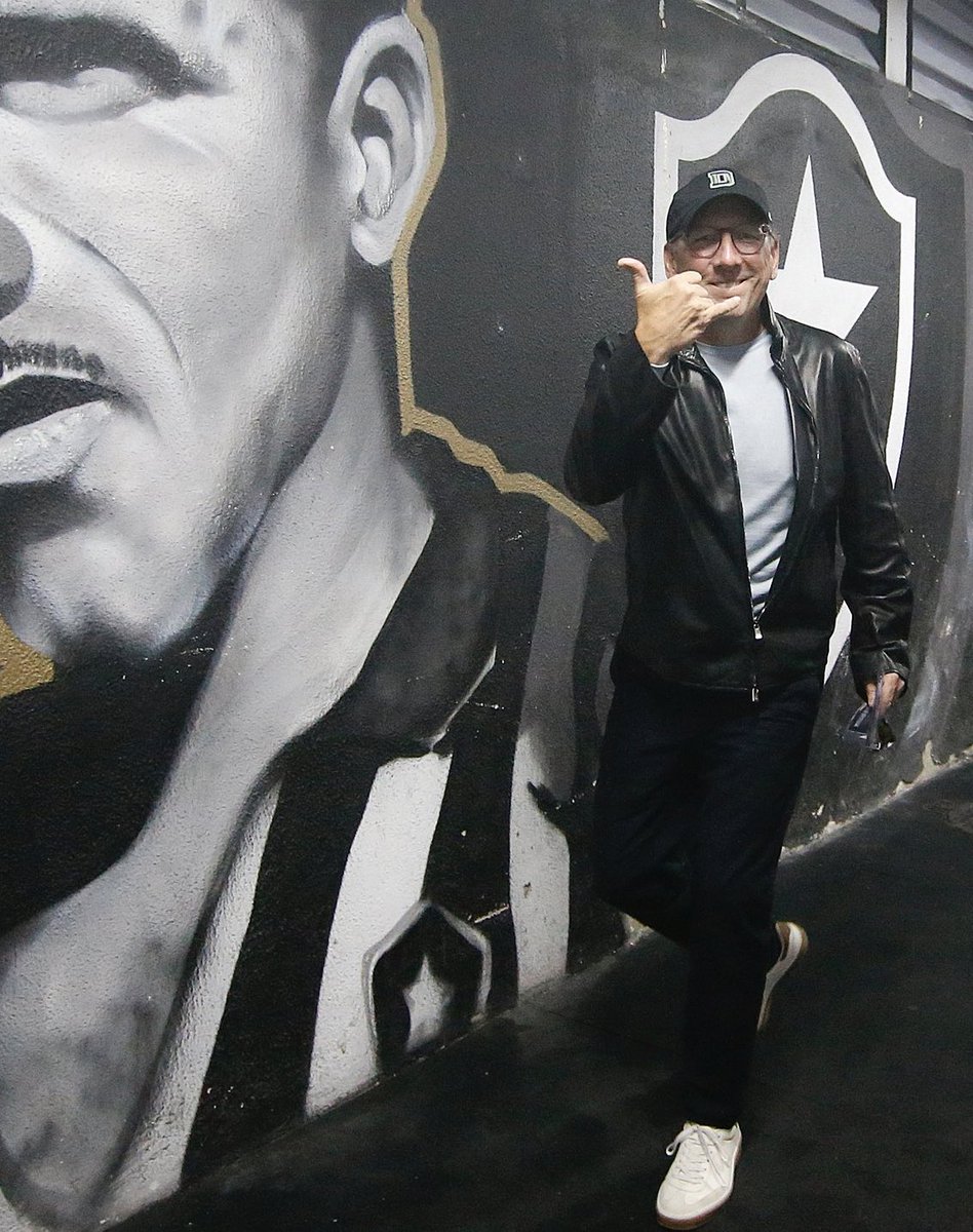 CentralBotafogo's tweet photo. O boss ta trajadão e meteu o shape hein?

Pique estrela de Hollywood https://t.co/MG3DwNuGl3