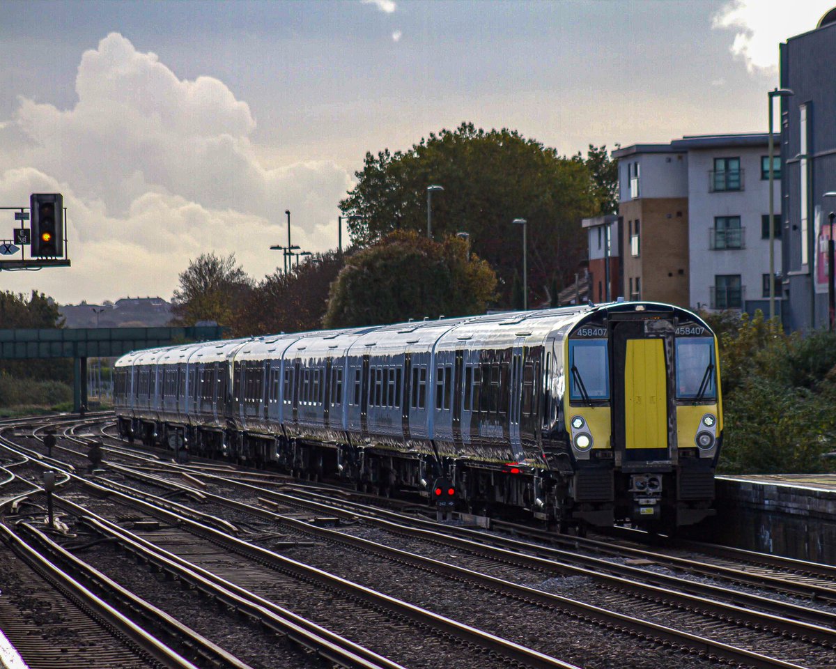 harrisonclas458's tweet image. 458/4 407/405 seen on Test running 5Q91 Bournemouth Depot To Basingstoke 

31/10/23 

#class458 
#juniper 
#southwesternrailway