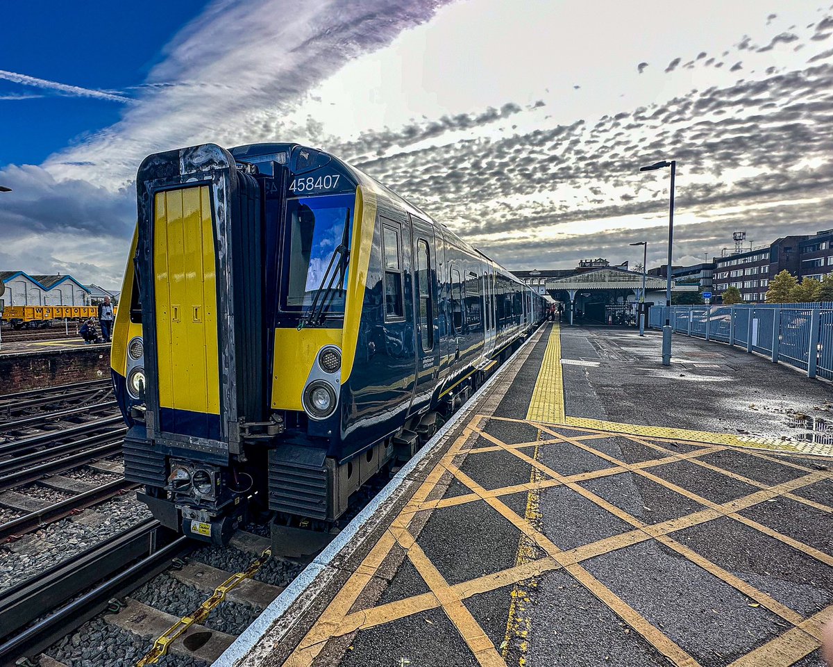 harrisonclas458's tweet image. 458/4 407/405 seen on Test running 5Q91 Bournemouth Depot To Basingstoke 

31/10/23 

#class458 
#juniper 
#southwesternrailway