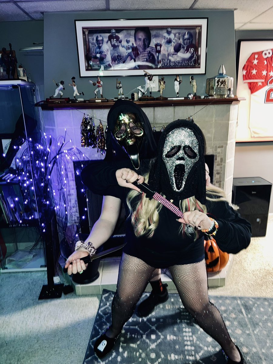 Queen___KB's tweet photo. Happy Halloween to all &amp; to all a good FRIGHT🎃👻🧡🖤 https://t.co/F4Sz6n1L7M