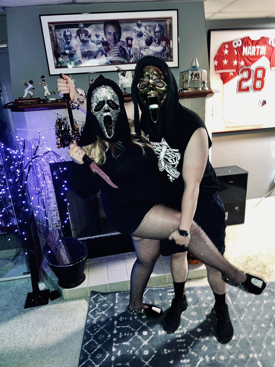 Queen___KB's tweet photo. Happy Halloween to all &amp; to all a good FRIGHT🎃👻🧡🖤 https://t.co/F4Sz6n1L7M
