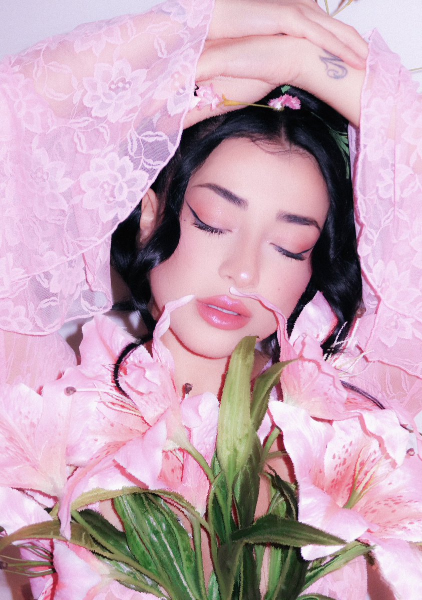 Fan_Club_sammy's tweet photo. 🌸Que no veas tus flores no significa que no haya jardines en tu alma, es que a veces tus flores son invisibles para tus ojos, pero mira como se siente una persona contigo, la forma en que ríe, esa risaes una de tus flores. 🌸
@Sanchezsammyy https://t.co/JPXegPgV4P