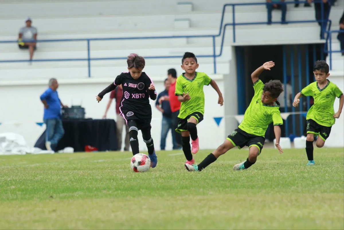 IDEY_oficial's tweet photo. ⚽🏆 Tamaulipas se coronó bicampeón del Torneo Nacional de #Futbol categoría 8 años y menores, venciendo en la final 2-0 a Sinaloa. Fuimos sede de este evento gracias a las gestiones del Gobernador @MauVila y premiamos a los mejores equipos del torneo...(1/2) https://t.co/8itjiA02E5