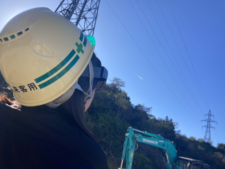 kanatsu_jyouhou's tweet image. 建設業協会青年部主催の職場体験企画  パート3
点群データを利用して架空線(高圧)の離隔範囲について『見える化』する取組
① ＃TRENDPOINT で高圧線の位置と離隔範囲を机上で確認🧐
② HoloLens を使い ＃mixpace のMR技術により現地で確認🧐
目的を明確にする取組も体感してもらいました😊👍